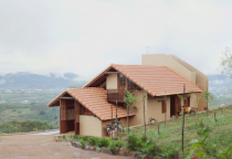 Tin tức bất động sản Bảo Lộc Lâm Đồng: Kiến trúc tự cung tự cấp: khi cuộc sống gói gọn trong nhà gỗ 50m2 giữa đại ngàn Di Linh