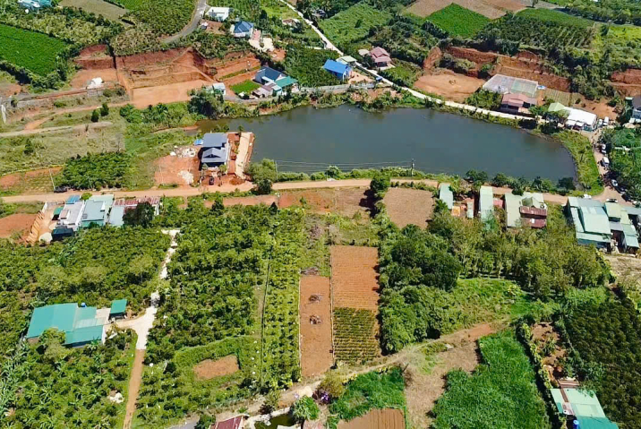 CHÍNH CHỦ BÁN LỖ LÔ ĐẤT VIEW HỒ GẦN TRUNG TÂM BẢO LỘC, DT 933M2 SẴN 200M2 ĐẤT Ở, GIÁ HỮU NGHỊ 880TR. 