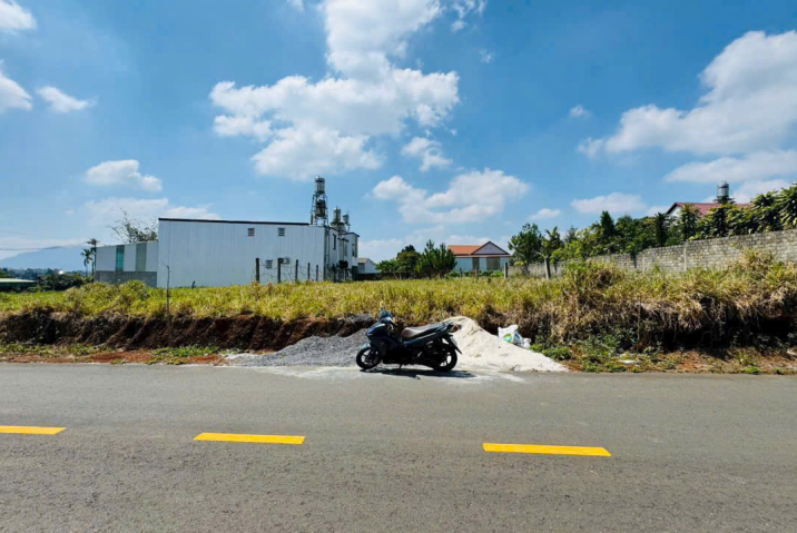 CON DU HỌC NÊN BÁN LÔ ĐẤT MẶT TIỀN CHÍNH NGUYỄN TRÃI P2 BẢO LỘC - GIÁ 2 TỶ CHỐT KO THƯƠNG LƯỢNG 10X52, SẴN 200M THỔ CƯ.