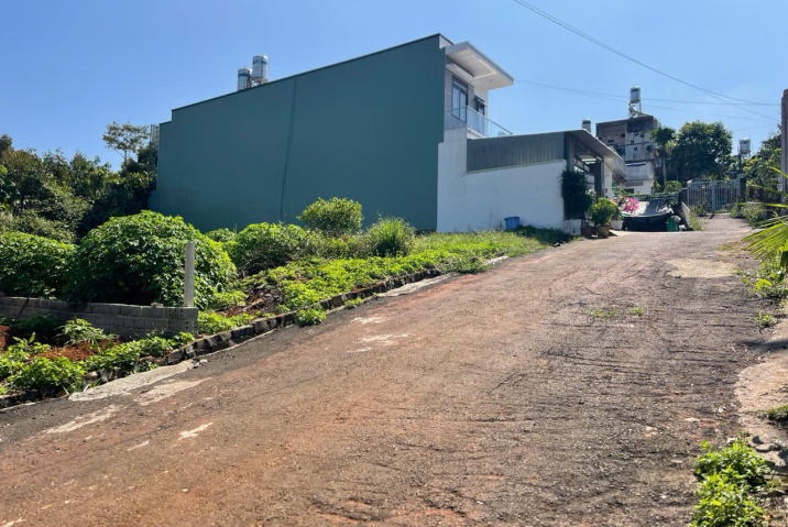 BÁN LÔ ĐẤT VỚI DIỆN TÍCH 5 X 28 ( THỔ CƯ TOÀN BỘ ) - HẺM 111 NGUYỄN CHÍ THANH, PHƯỜNG 2, TP BẢO LỘC - GIÁ 1 TỶ 3XXTR