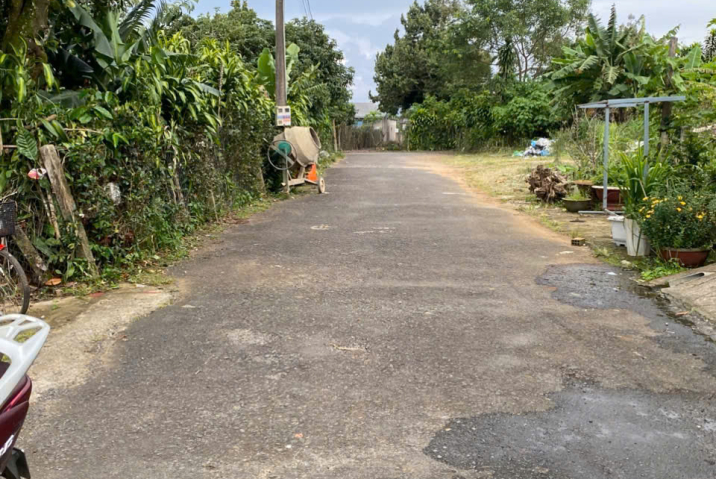 CÒN SÓT LẠI LÔ ĐẤT THỔ CƯ HẺM 58 TÂY SƠN PHƯỜNG 2 BẢO LỘC. - ĐẤT BẰNG PHẲNG,KHU DÂN CƯ ĐÔNG ĐÚC.HẺM NHỰA RỘNG 6M - DIỆN TÍCH : 5X23.5 - ĐẤT : THỔ CƯ 105M2 - HƯỚNG : TÂY CHẾCH BẮC - GIÁ : 1 TỶ 850TR