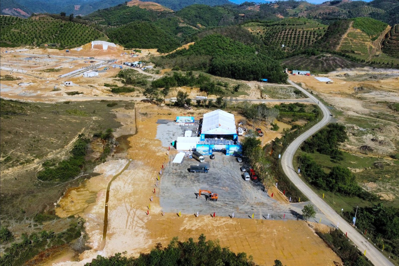 Khu vực tổ chức Lễ khởi công cao tốc Tân Phú - Bảo Lộc tại một khu đất công của xã Đạ Huoai, tỉnh Lâm Đồng