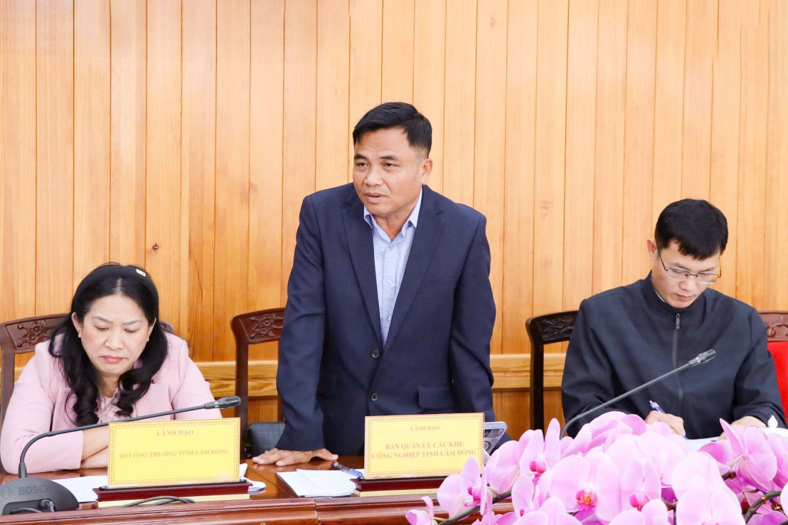 Lãnh đạo Ban Quản lý các khu công nghiệp Lâm Đồng góp ý tại cuộc họp