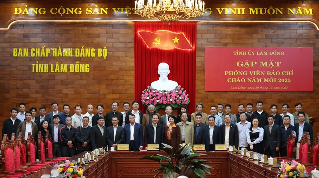 Lãnh đạo Tỉnh ủy Lâm Đồng chụp hình lưu niệm với các nhà báo, phóng viên